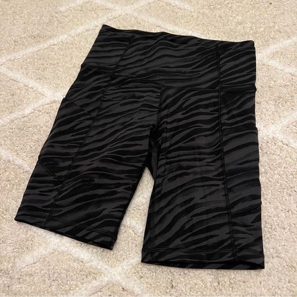 Lululemon Fast and Free Short 8" Size 4 - Picture 2 of 6